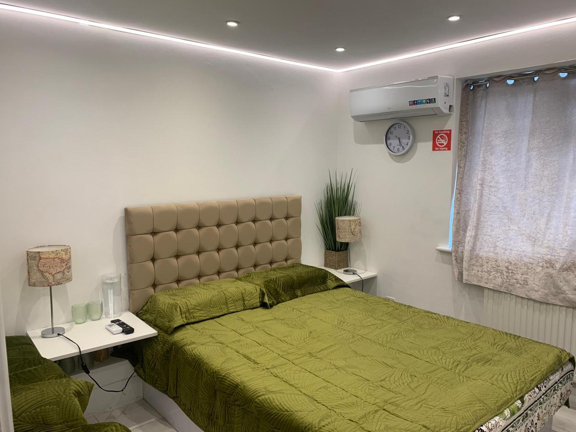 Air Conditioned Modern Double Bed Room With Private Attached Bathroom - Free Parking - Near London Heathrow Airport & Southall Broadway Buitenkant foto